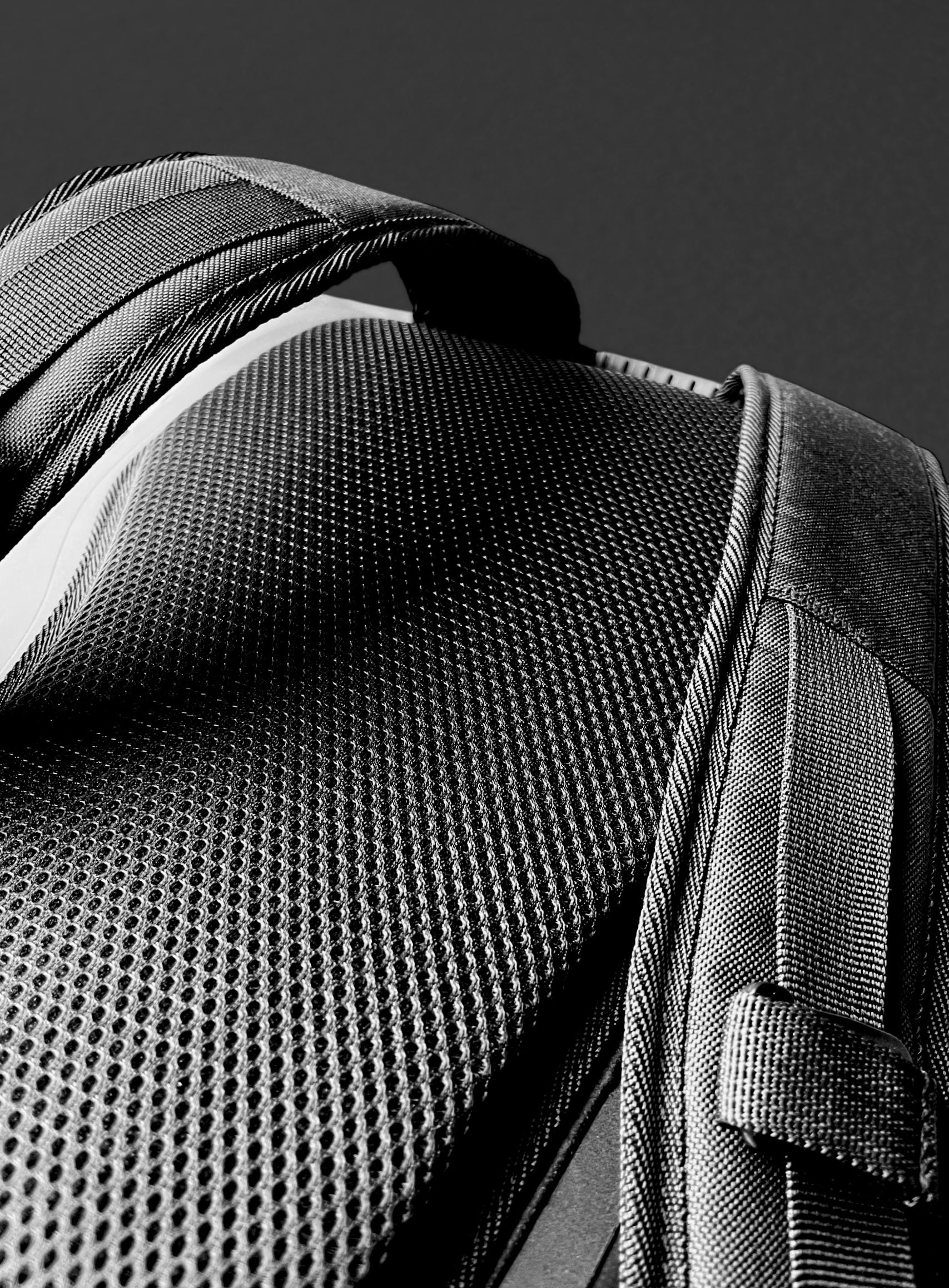 An image showing the cushioning of the airflow back mesh padding. This is emphasising the comfort of this waterproof backpack.